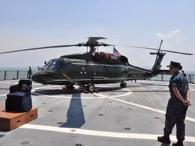 Trực thăng trên chiến hạm USS Blue Ridge Ảnh: Bảo Lam