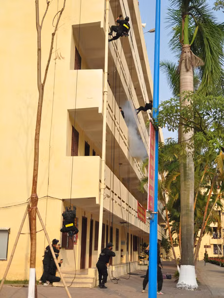 Tiếng súng liên thanh rền vang, lựu đạn chát chúa vang lên