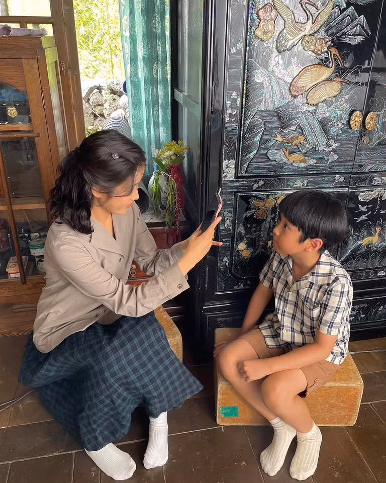 IU xả ảnh hậu trường dù phim đã hết. IU xả ảnh hậu trường dù phim đã hết.
