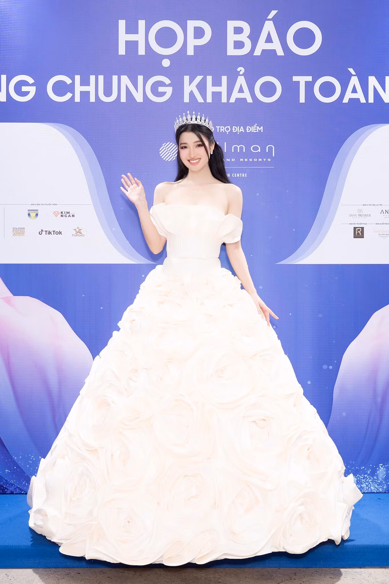 Phương Nhi mặc bộ váy công chúa bồng bềnh. Phương Nhi mặc bộ váy công chúa bồng bềnh.