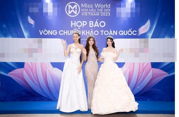 Ba nàng hậu cùng khoe sắc trong sự kiện. Ba nàng hậu cùng khoe sắc trong sự kiện.