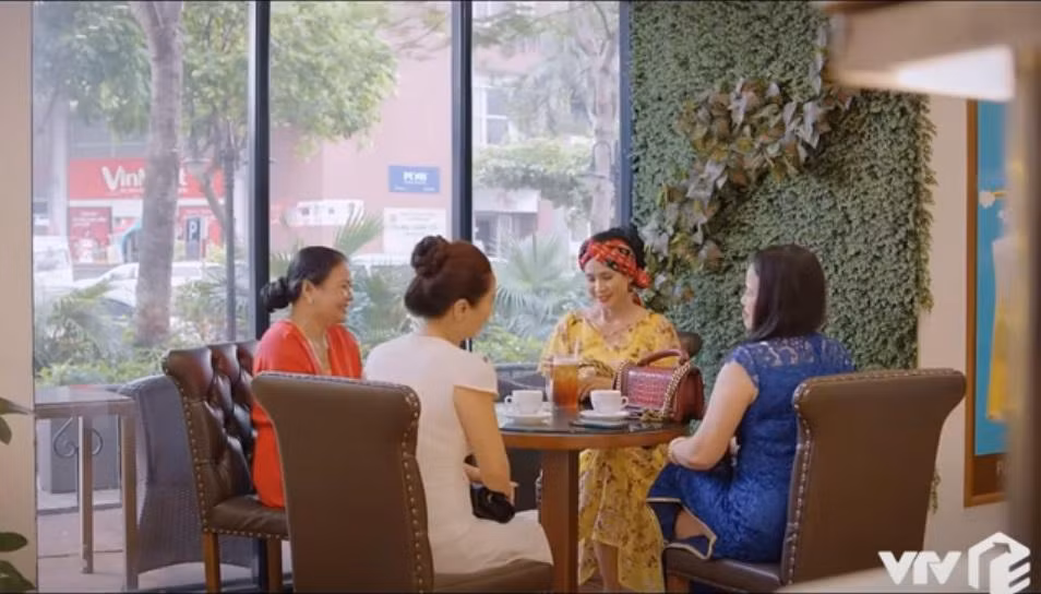 Bà Hiền đành phải đưa cháu nội theo cùng khi đi chơi với bạn bè Bà Hiền đành phải đưa cháu nội theo cùng khi đi chơi với bạn bè