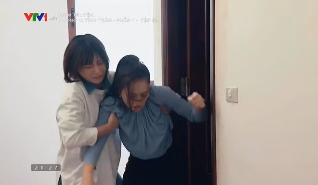 Chính Nam đã cứu Thy khi cô ngất xỉu Chính Nam đã cứu Thy khi cô ngất xỉu