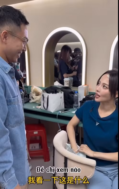 Hoàng Ku quen biết Trương Gia Nghê khi cô cùng đội với Chi Pu ở công diễn 1.