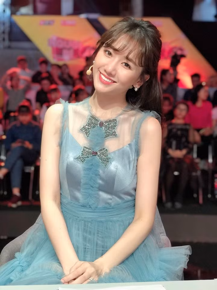 Hari Won được mời làm MC cho nhiều chương trình dù nói tiếng Việt không sõi.