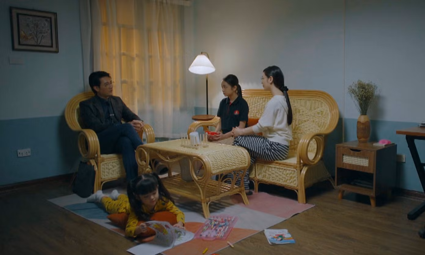 Giám đốc Giang tìm đủ cách đến thăm Nguyệt. Giám đốc Giang tìm đủ cách đến thăm Nguyệt.