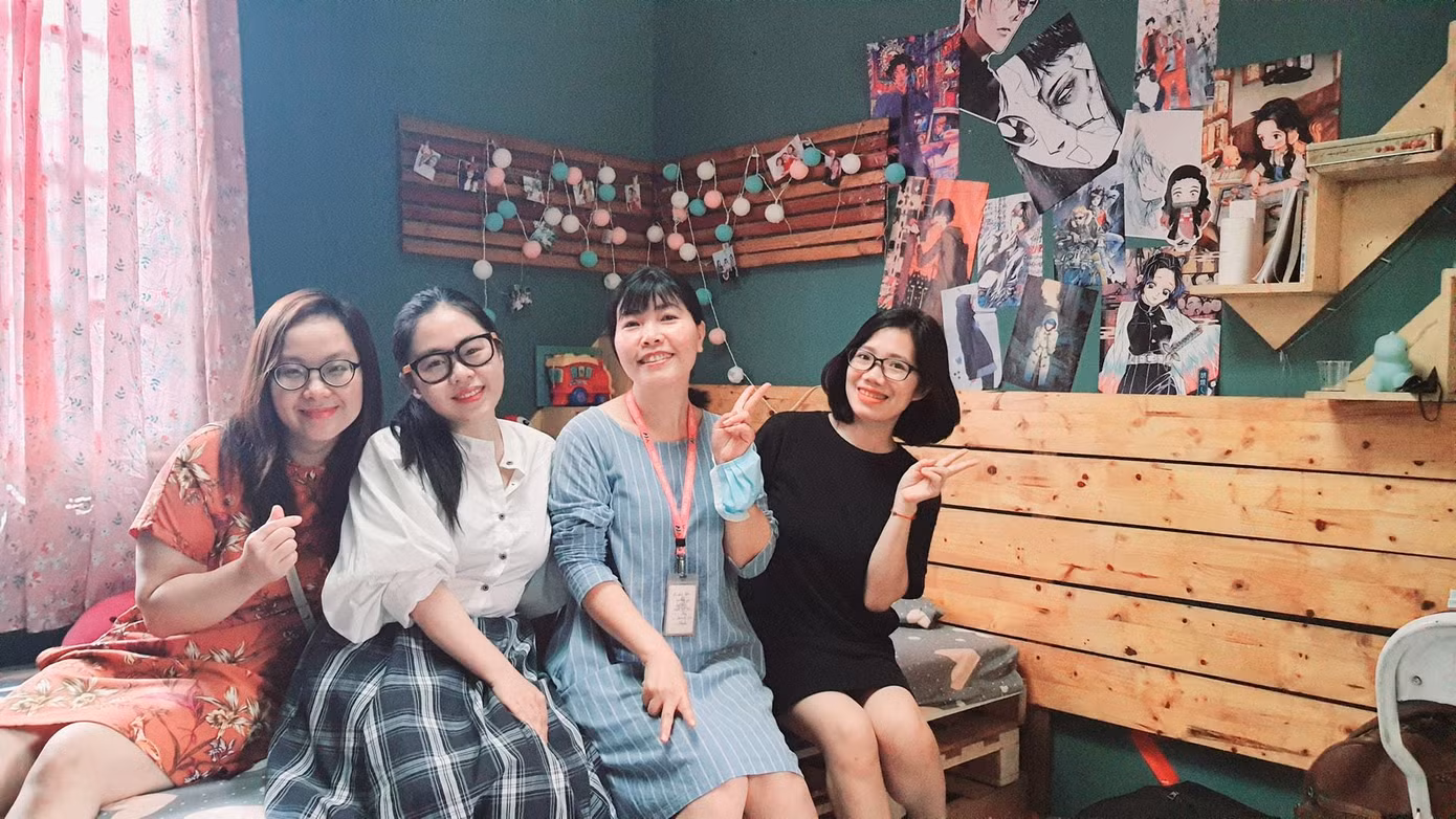Nhóm biên kịch Thương Ngày Nắng Về trên trường quay
