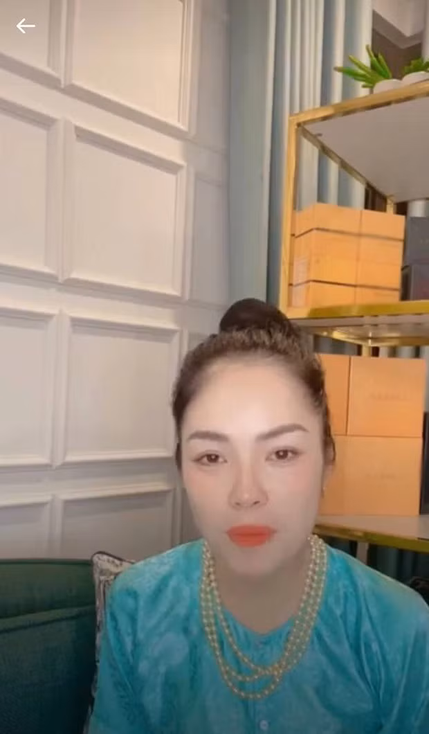 Dương Cẩm Lynh liên tục livestream để đính chính tin đồn.
