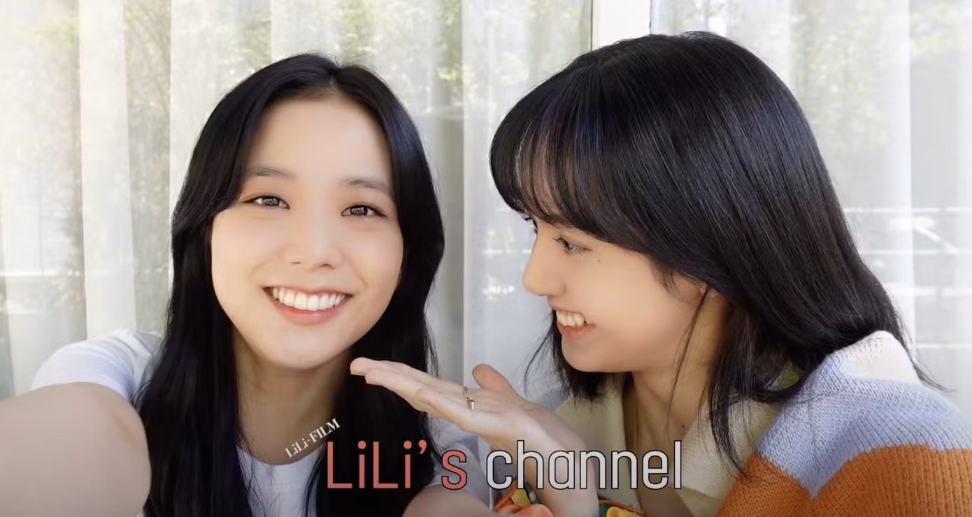 Hai cô gái có buổi đi chơi cực vui vẻ