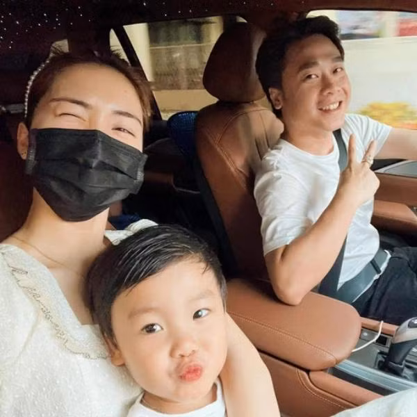 Cả hai rất vui vẻ khi gặp lại.