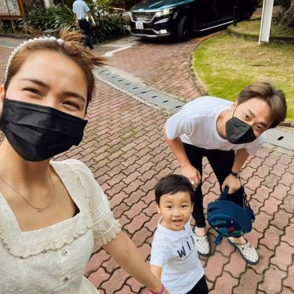 Hòa Minzy và tình cũ hội ngộ để đưa con trai đi học.