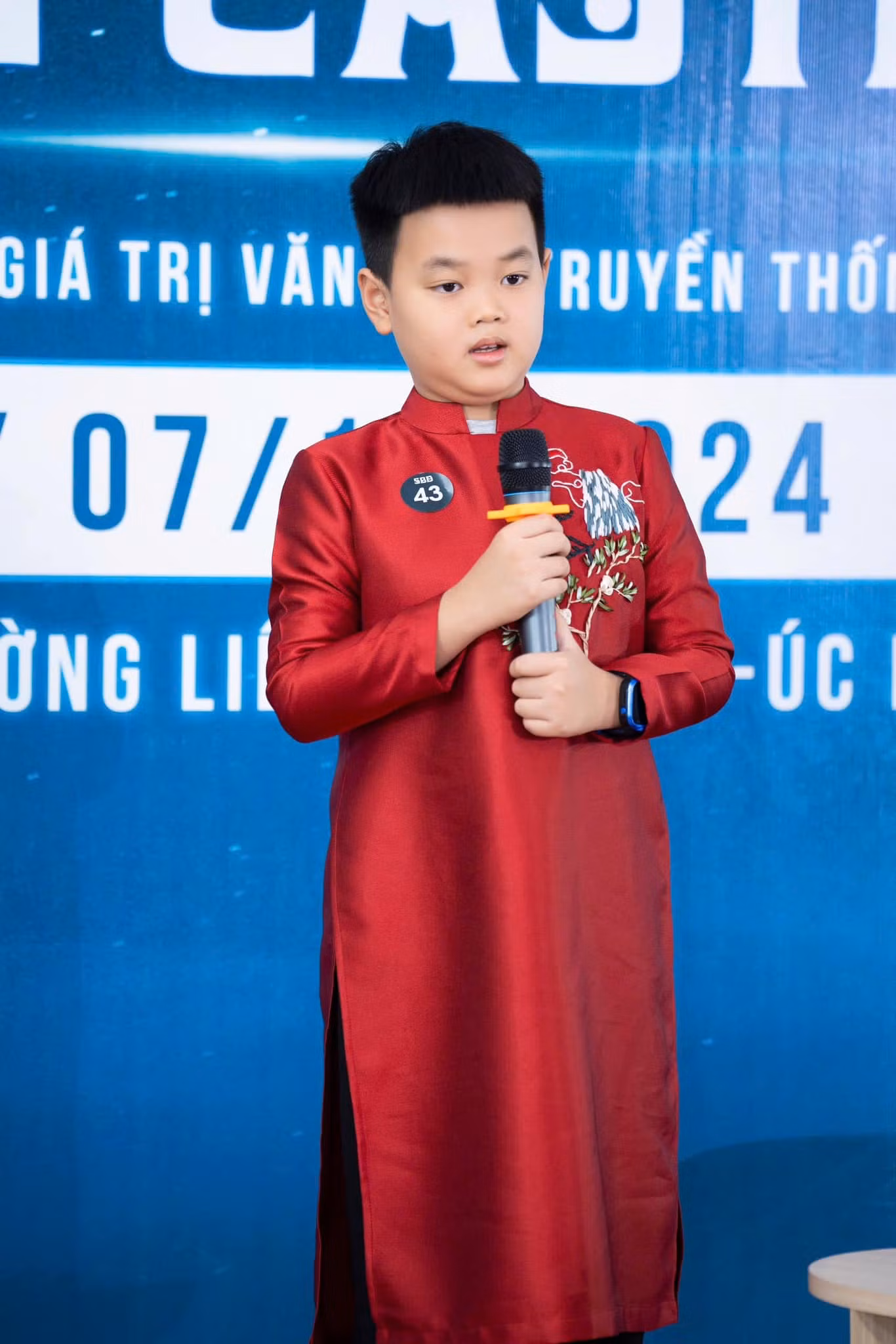 Nhiều bạn mặc áo dài truyền thống đến với cuộc thi.