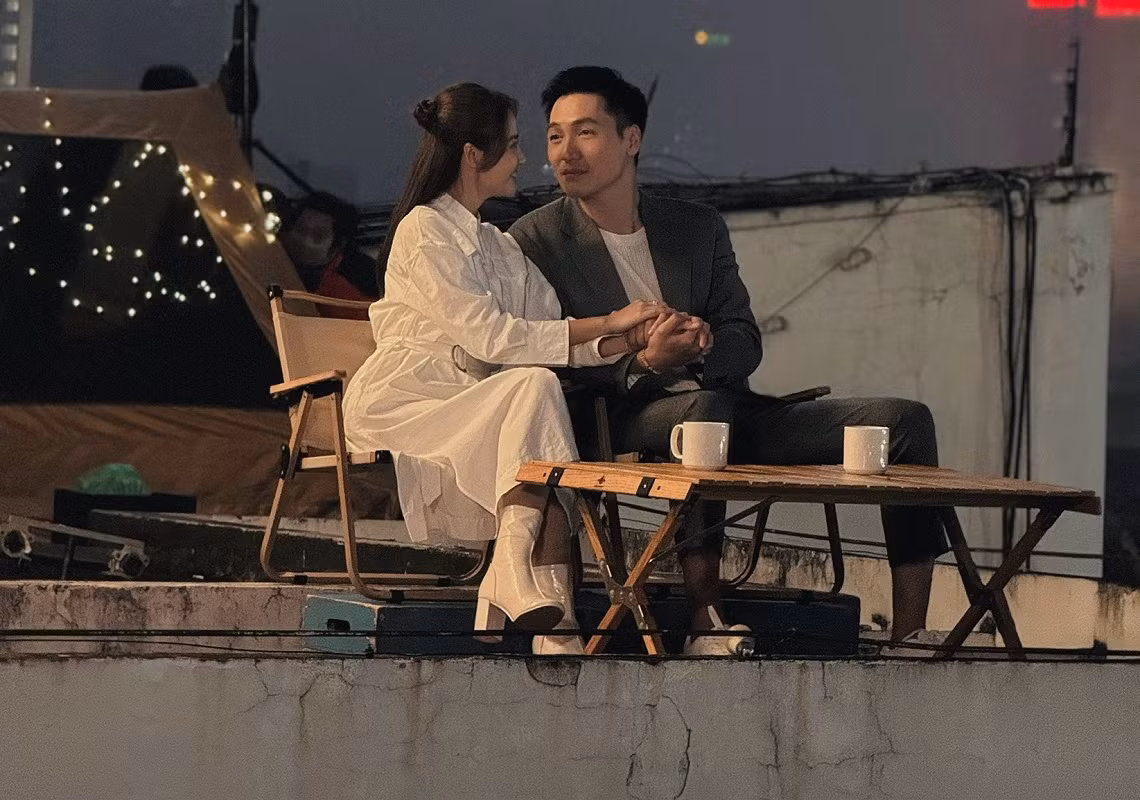 Huyền Lizzie và Mạnh Trường có nhiều cảnh tình cảm trong phim.