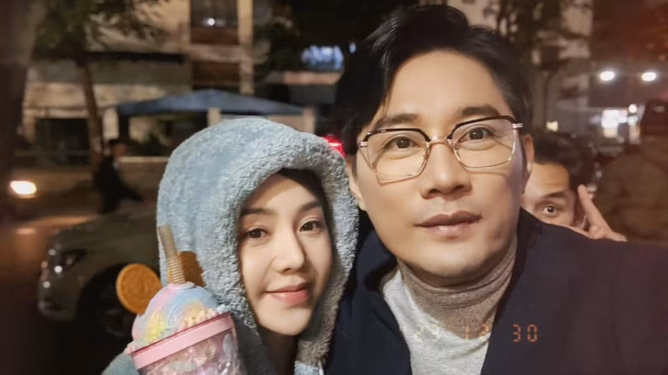 Khôi Trần và Quỳnh Kool thân thiết sau hậu trường. Khôi Trần và Quỳnh Kool thân thiết sau hậu trường.