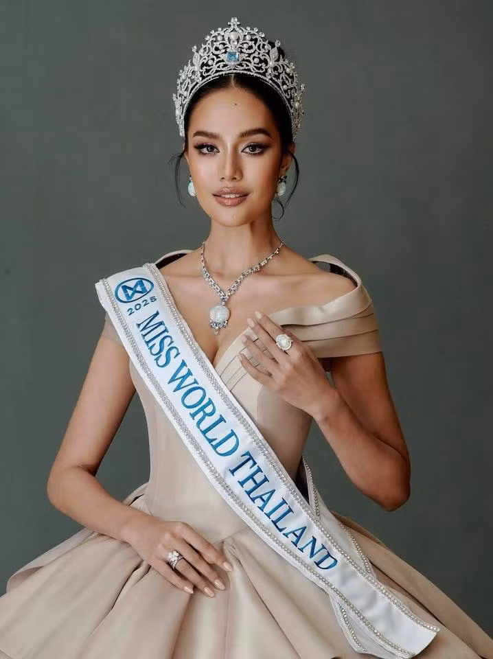 Cô từ bỏ danh hiệu Á hậu 3 Miss Universe 2024 để đi thi Miss World 2025.