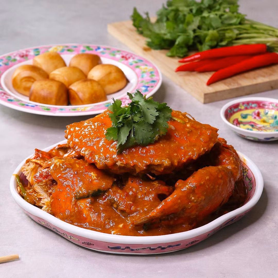 Chili Crab thấm đẫm nước sốt kết hợp cùng màn thầu sẽ “đánh gục” bất cứ tín đồ sành ăn nào.
