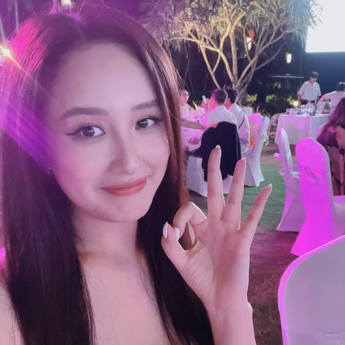Mai Phương Thúy bắt được hoa cưới của Vân Hugo nhưng cũng tặng cho người khác. Mai Phương Thúy bắt được hoa cưới của Vân Hugo nhưng cũng tặng cho người khác.