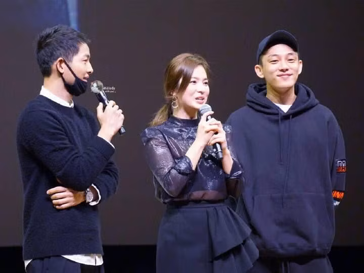 ...nhưng Yoo Ah In cũng có thể là cầu nối