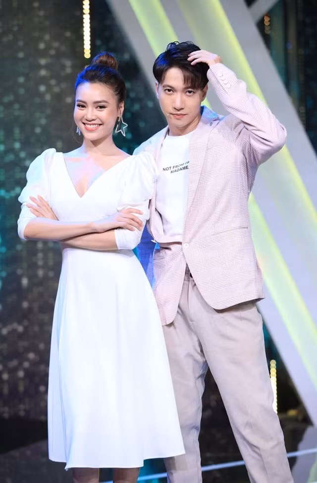 Lan Ngọc và S.T Sơn Thạch cũng có mặt trong buổi tiệc. Lan Ngọc và S.T Sơn Thạch cũng có mặt trong buổi tiệc.