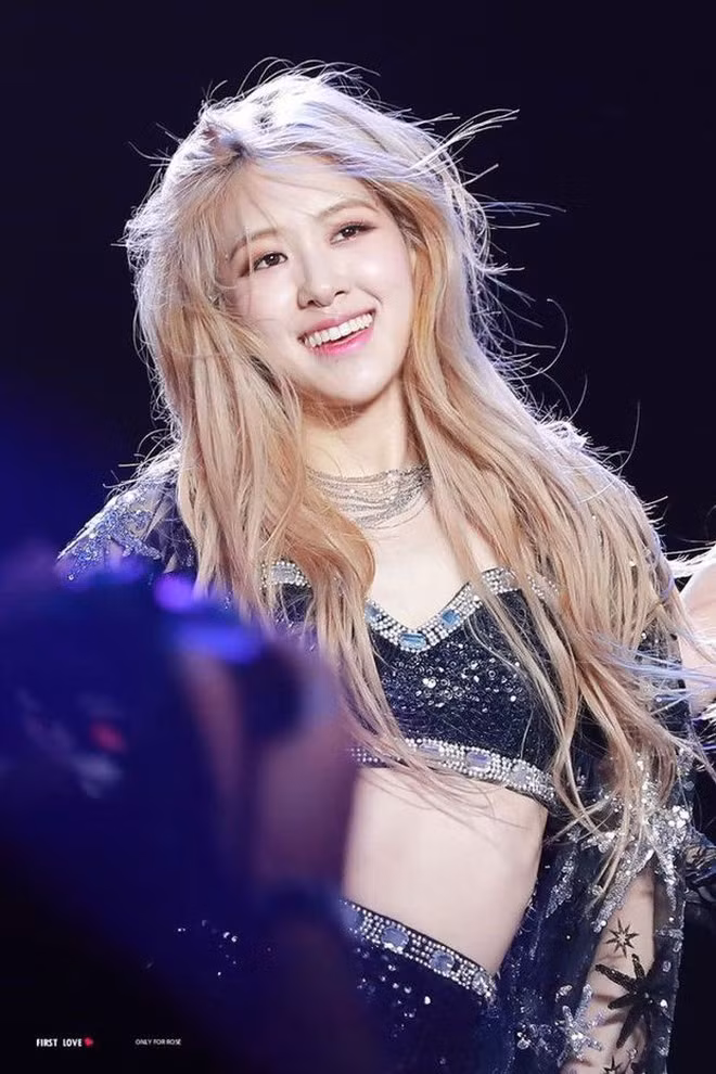 Rosé được khen xinh như tiên tử ở sân khấu này. Rosé được khen xinh như tiên tử ở sân khấu này.
