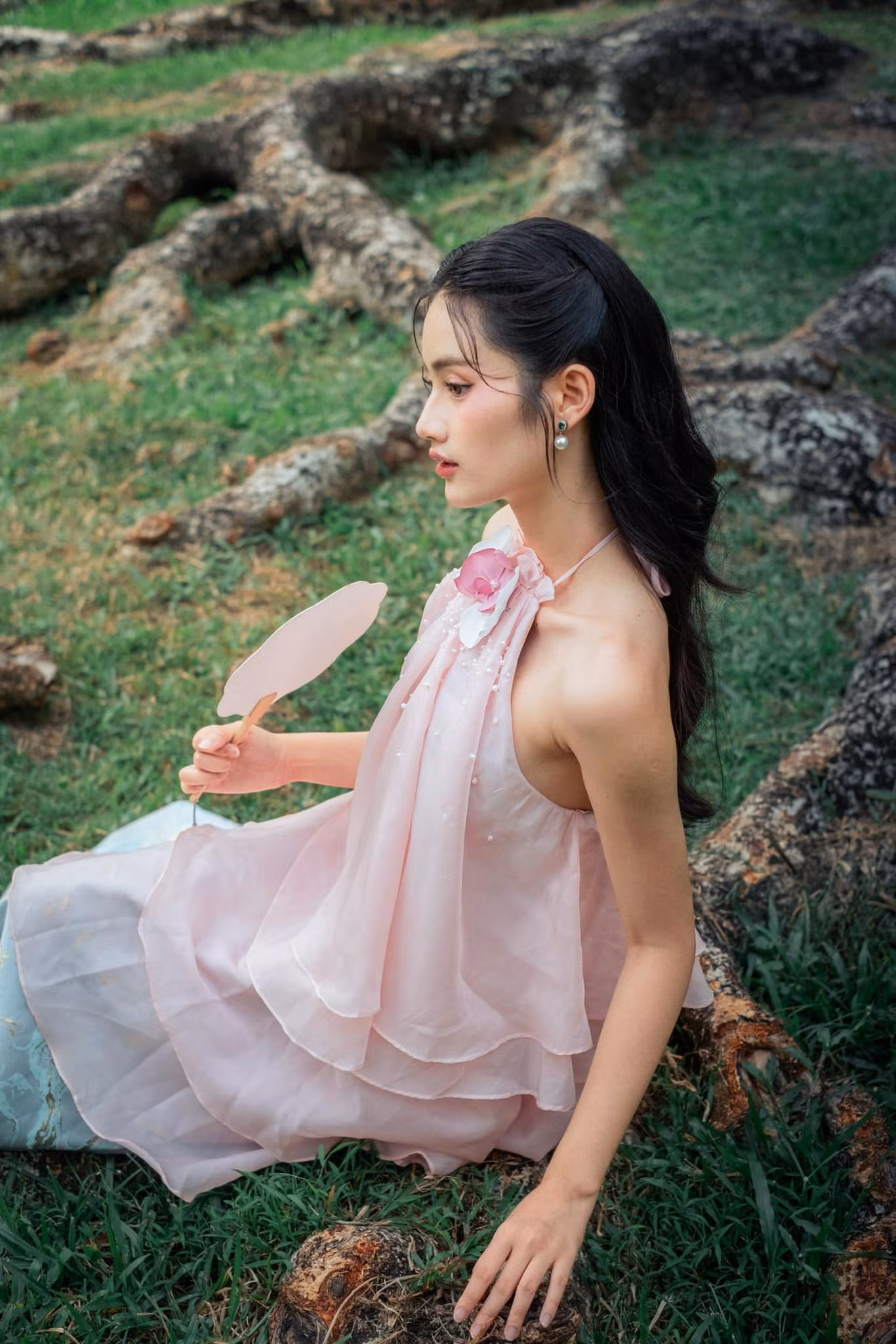 Có thể thấy Ý Nhi hơi gầy so với nhiều nàng hậu quốc tế khác.