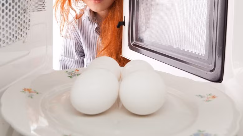 Đừng bao giờ để trứng nguyên quả trong lò vi sóng bạn nhé!