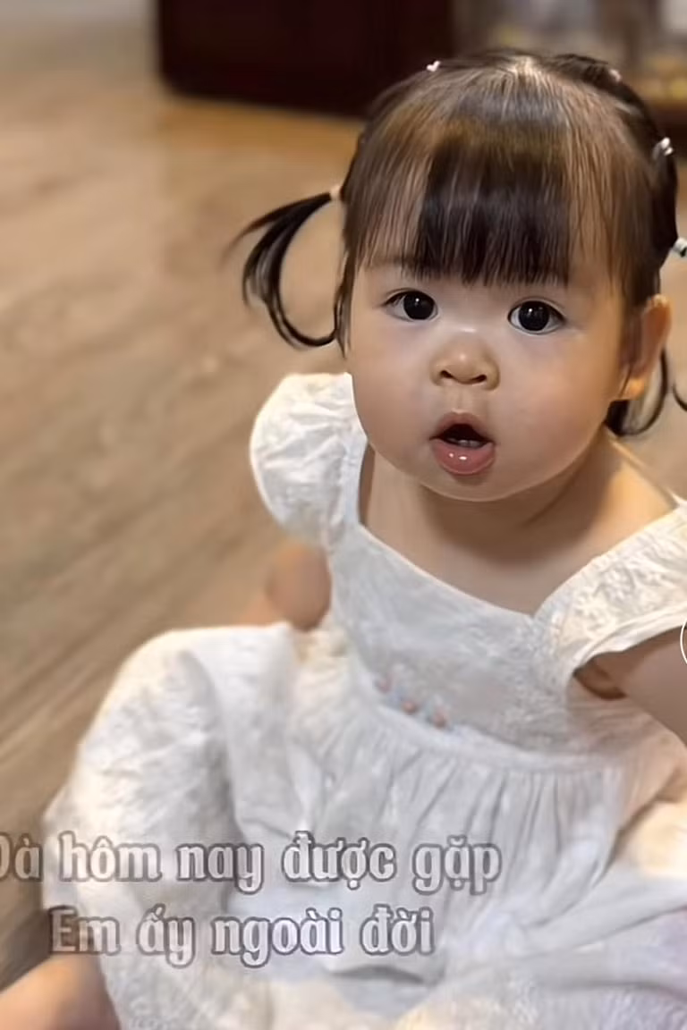 Con gái Hoa hậu Đỗ Mỹ Linh được khen đáng yêu. Con gái Hoa hậu Đỗ Mỹ Linh được khen đáng yêu.