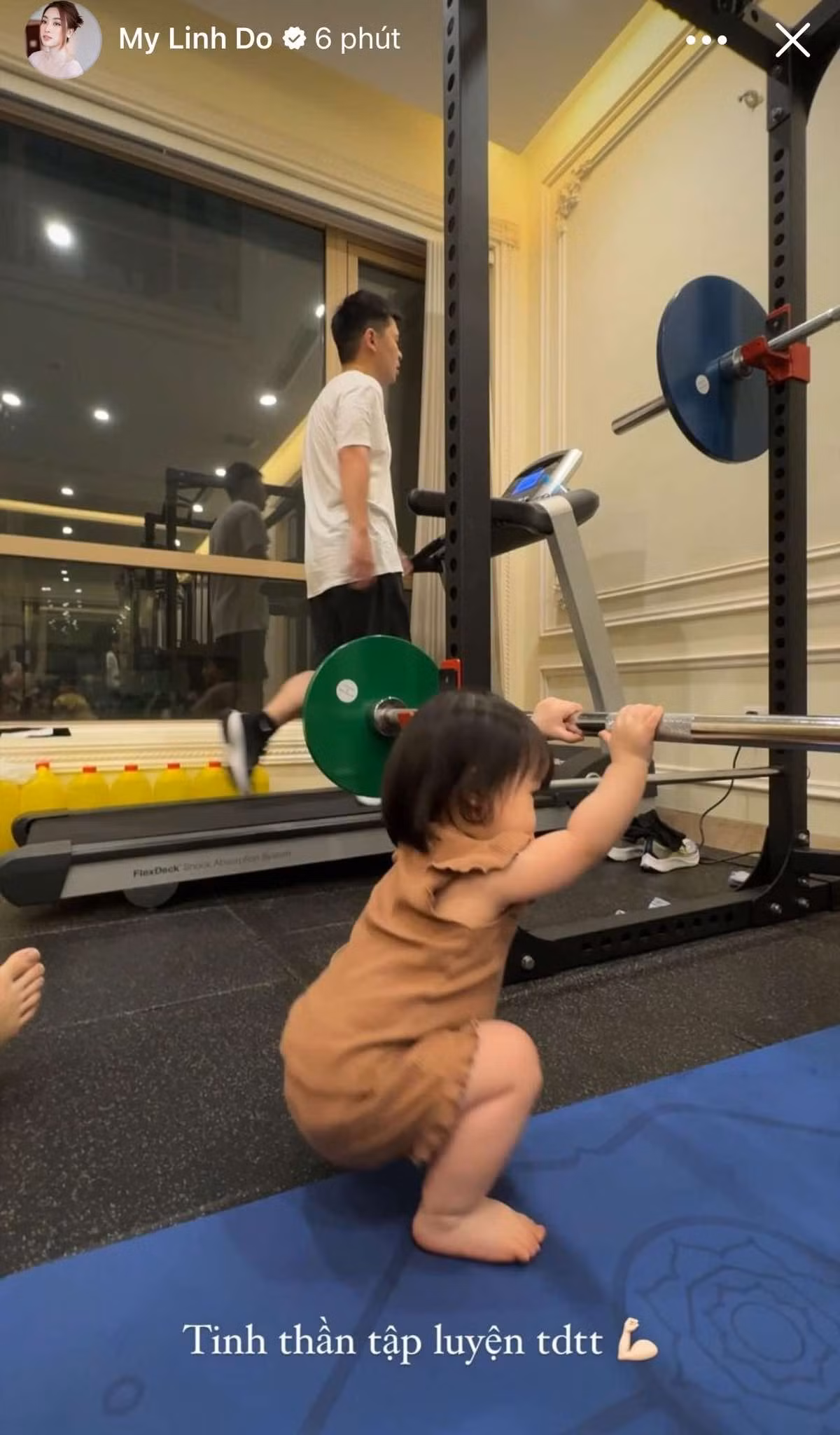 Cô nhóc bắt chước bố tập thể thao khiến ai xem cũng cười ngất. Cô nhóc bắt chước bố tập thể thao khiến ai xem cũng cười ngất.