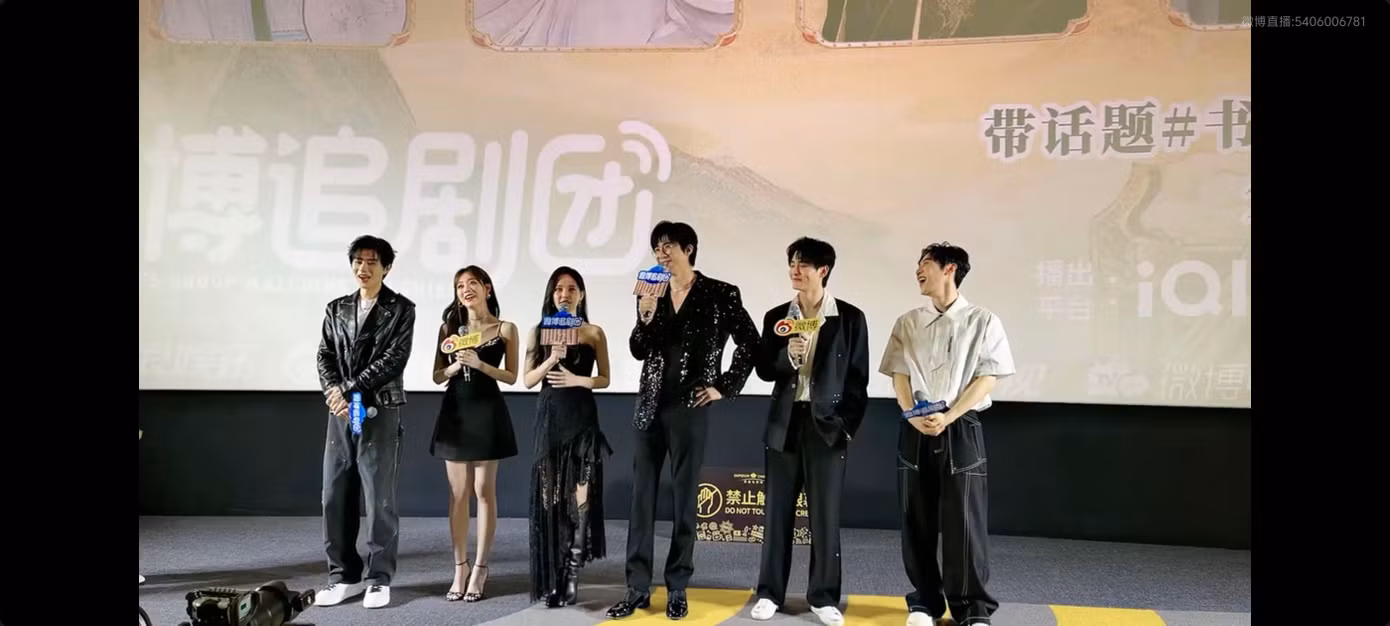 Nam diễn viên có đôi chân siêu dài so với đồng nghiệp. Nam diễn viên có đôi chân siêu dài so với đồng nghiệp.