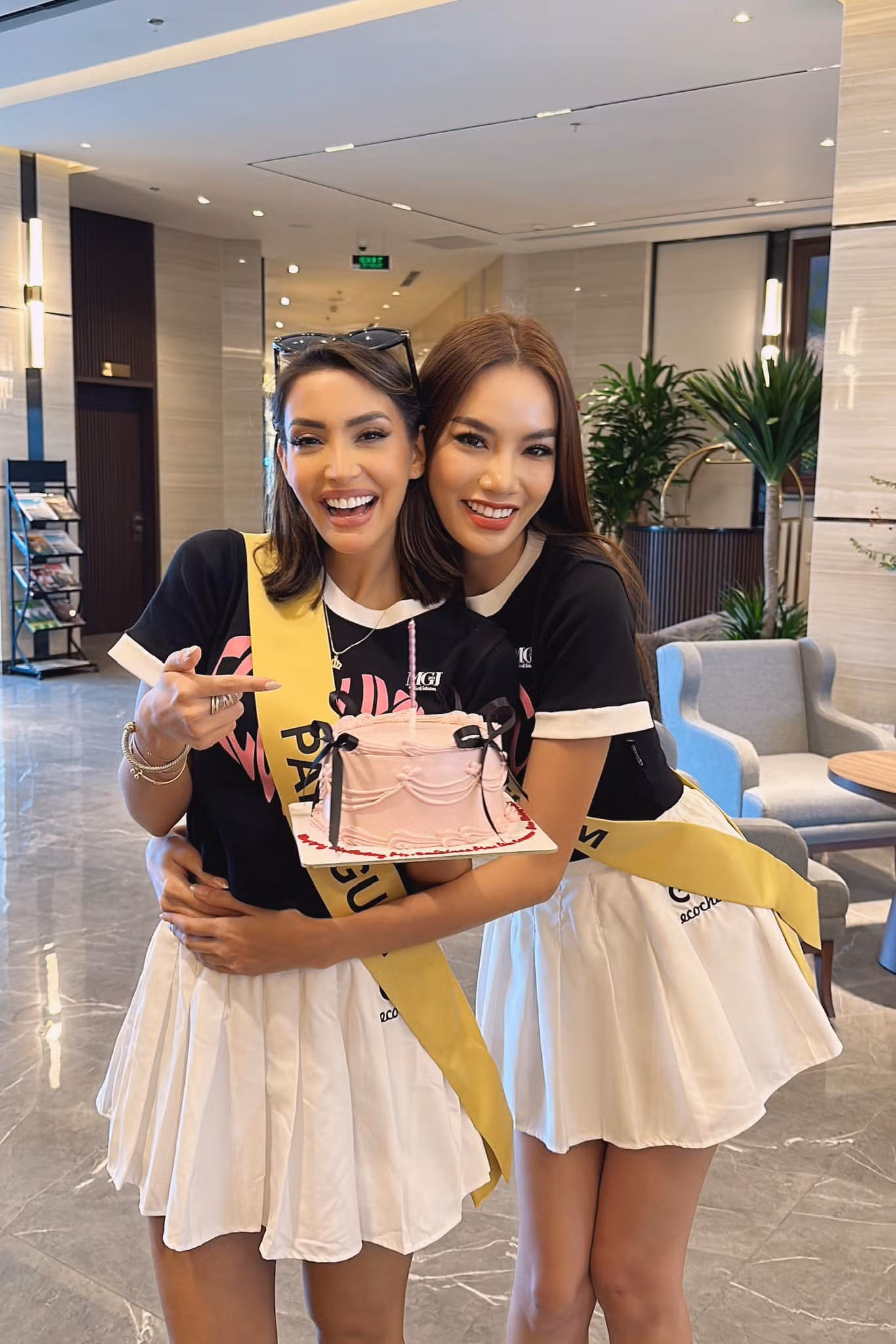 Cô chúc mừng sinh nhật các nàng hậu.