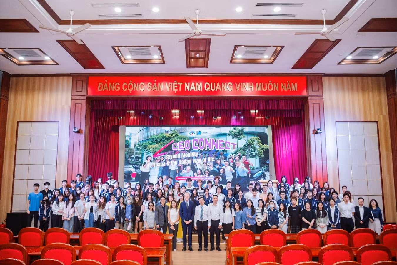 Bức ảnh kỷ niệm giữa ông Gianluca Fiume - Chủ tịch kiêm Tổng Giám đốc Piaggio Châu Á Thái Bình Dương, và các bạn sinh viên Trường Đại học Kinh tế Quốc dân trong khuôn khổ chương trình CEO Connect 2025.