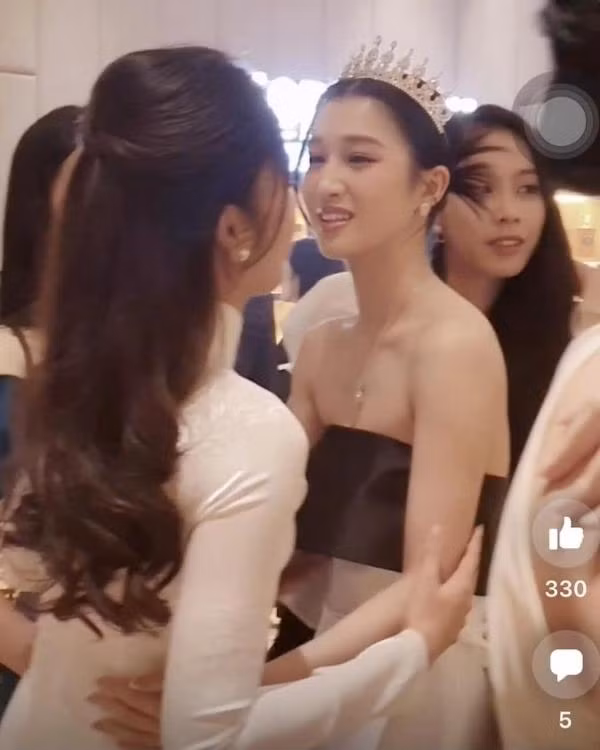 Nam Em hào hứng khi gặp cô em Phương Nhi Nam Em hào hứng khi gặp cô em Phương Nhi