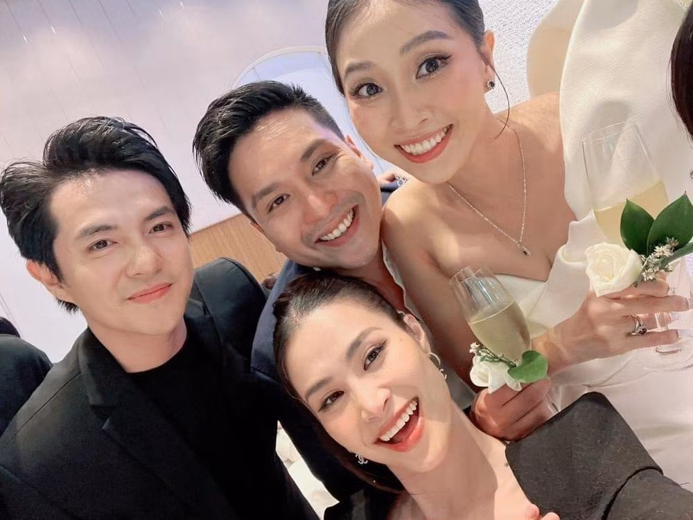 Đông Nhi và Liêu Hà Trinh vốn là bạn thân từ hồi học trung học. Đông Nhi và Liêu Hà Trinh vốn là bạn thân từ hồi học trung học.