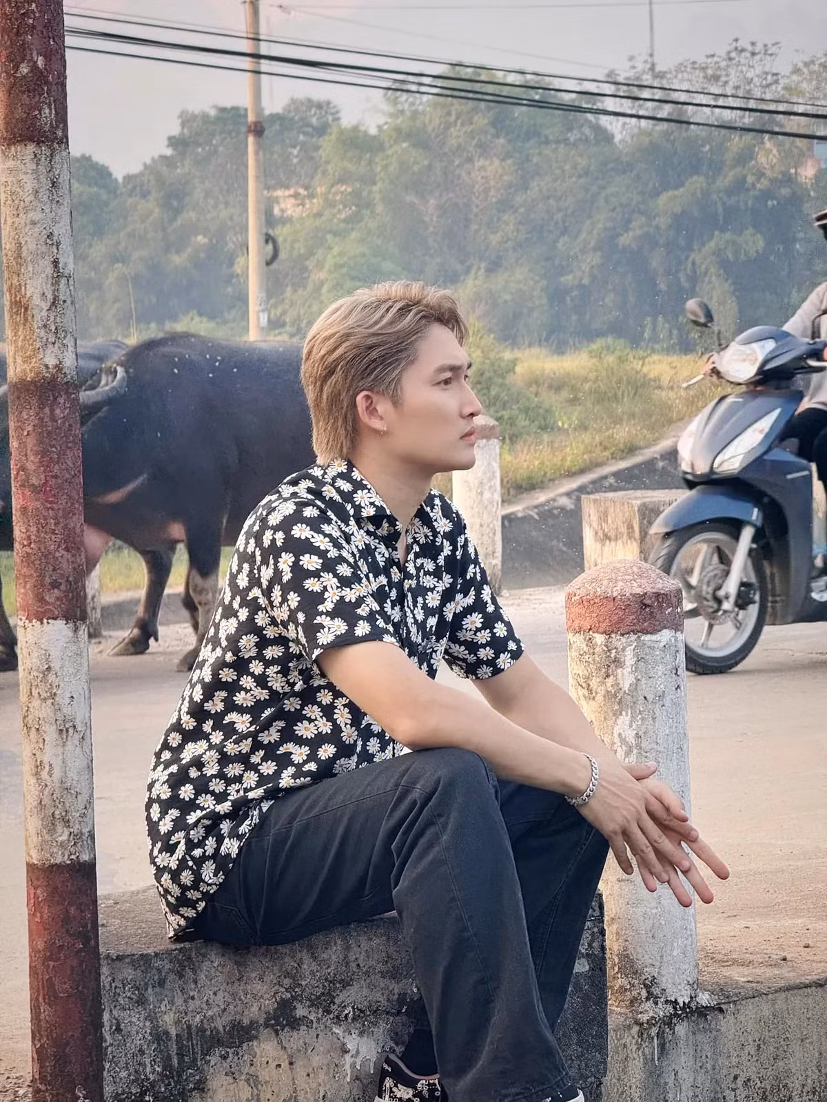 Đình Tú làm "báo thủ" trong phim mới.