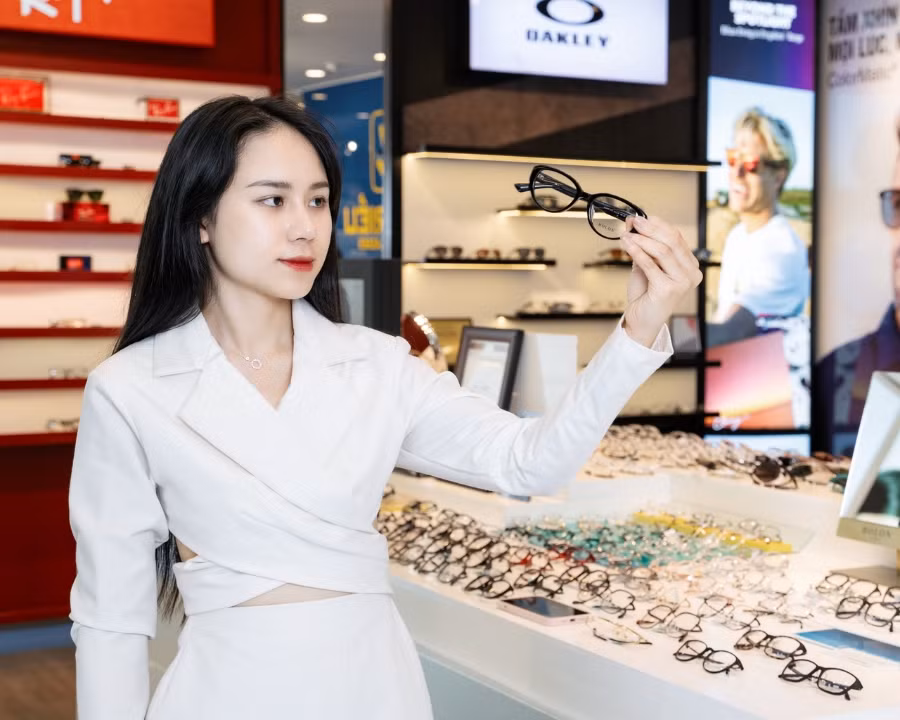 Bạn nên đầu tư vào tròng và gọng kính để mang lại trải nghiệm tối ưu khi dùng