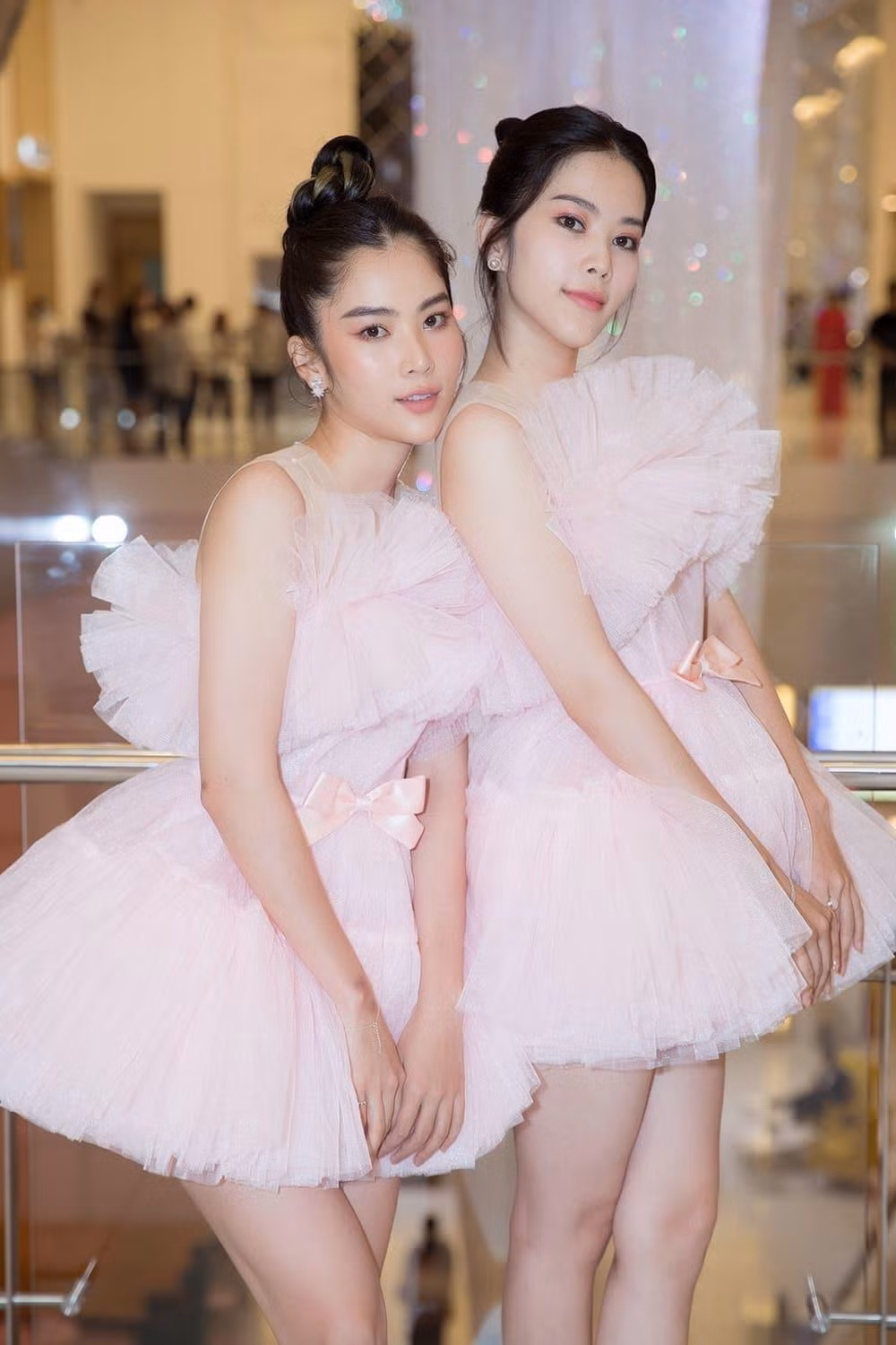 Hai chị em Nam Anh, Nam Em có chiều cao nổi bật.