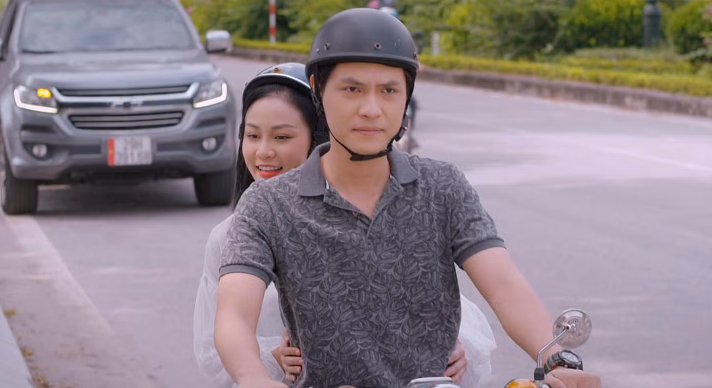 Nghĩa liên tục "bắt cá hai tay" khi thân thiết cả với Thanh và Phương
