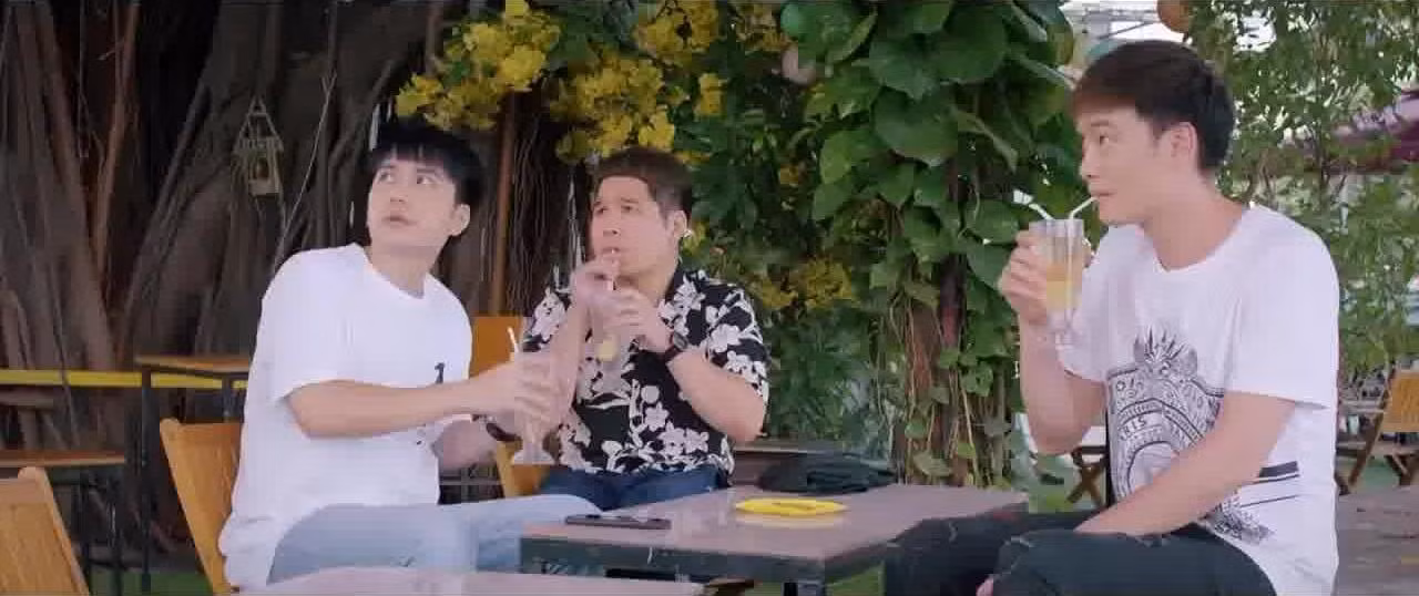 Cô còn quyết định "chia tay trả quà" khiến hội bạn của Lợi ngạc nhiên