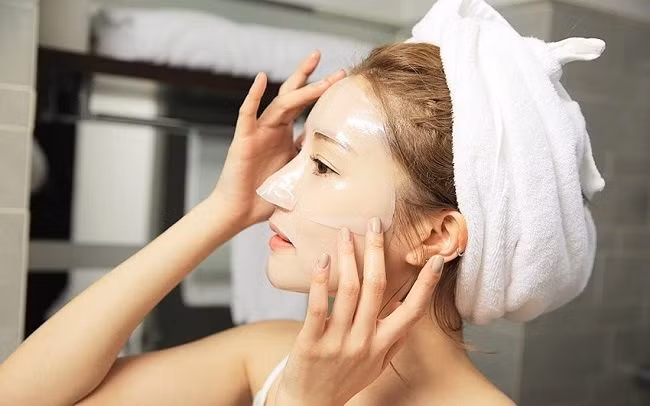 Đắp mặt nạ cũng rất cần thiết.