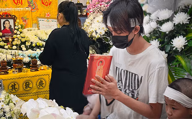 Hồ Văn Cường trong tang lễ Phi Nhung