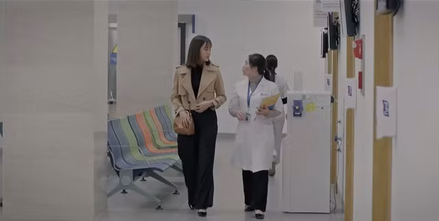 Cô còn đi giày cao gót đến viện khám thai.