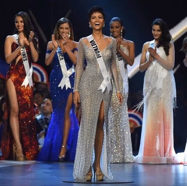 H'Hen Niê từng tỏa sáng ở Miss Universe 2018. H'Hen Niê từng tỏa sáng ở Miss Universe 2018.