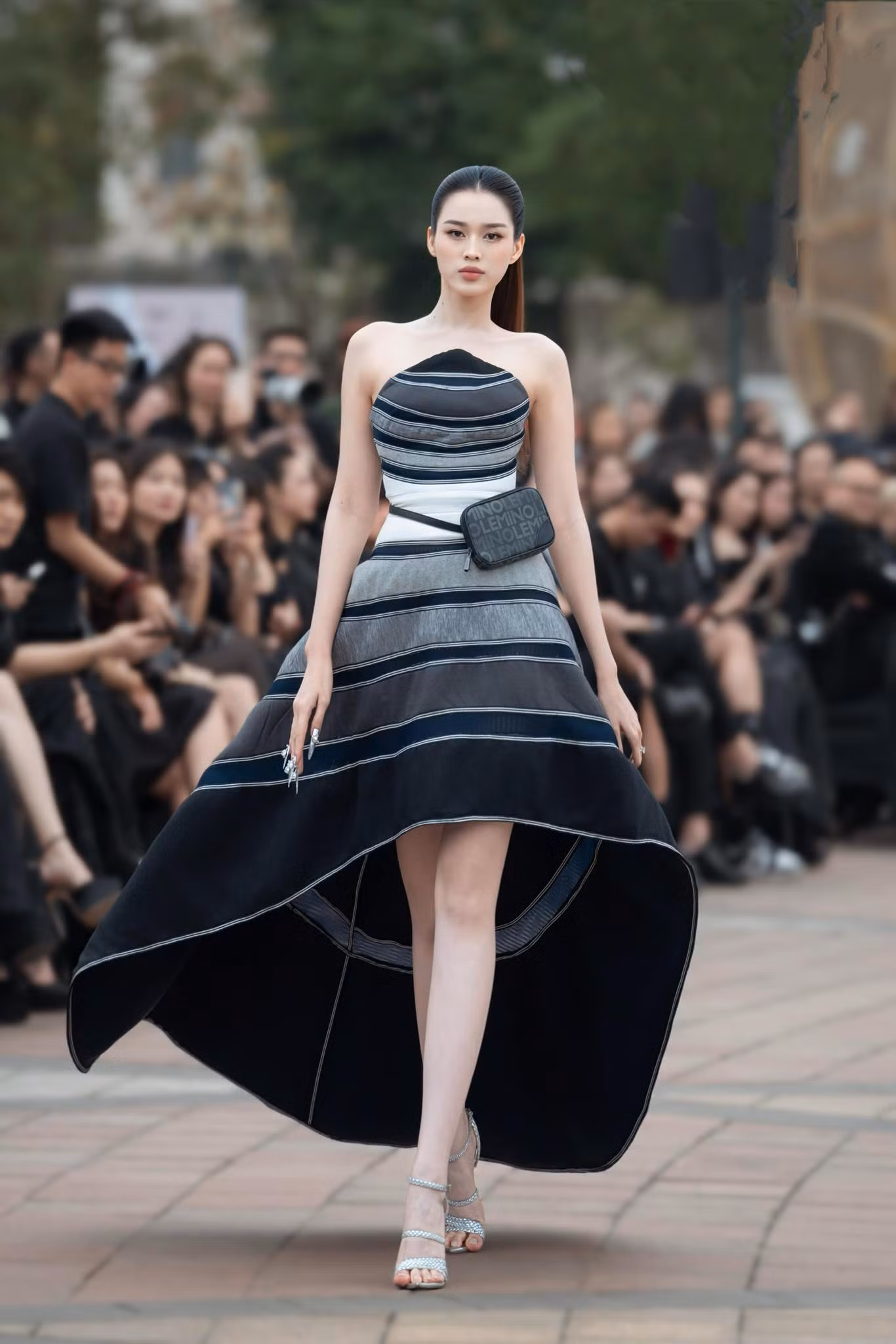 Nàng hậu cực thần thái trong một show diễn gần đây.