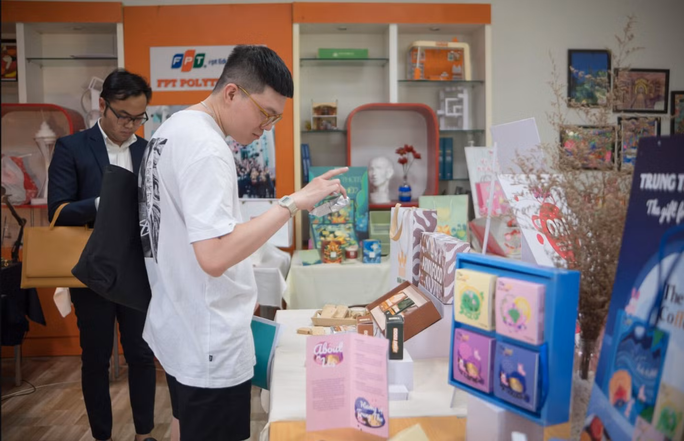Không gian trưng bày sản phẩm ngành Thiết kế đồ họa FPT Polytechnic HCM