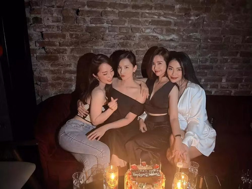 Huyền Lizzie bên hội bạn thân nổi tiếng Huyền Lizzie bên hội bạn thân nổi tiếng