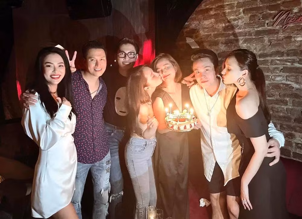 Đình Tú bất ngờ góp mặt trong bữa tiệc Đình Tú bất ngờ góp mặt trong bữa tiệc