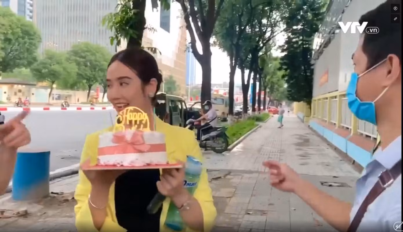 Năm ngoái, Huyền Lizzie đón sinh nhật ngay trên trường quay Năm ngoái, Huyền Lizzie đón sinh nhật ngay trên trường quay