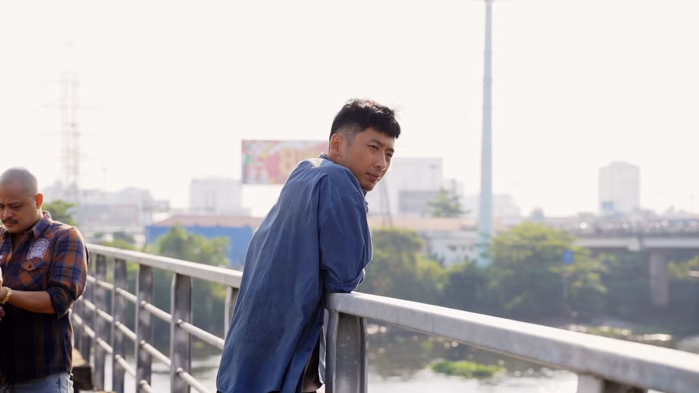 Tuấn Trần có cảnh quay nhảy từ trên cầu xuống sông.