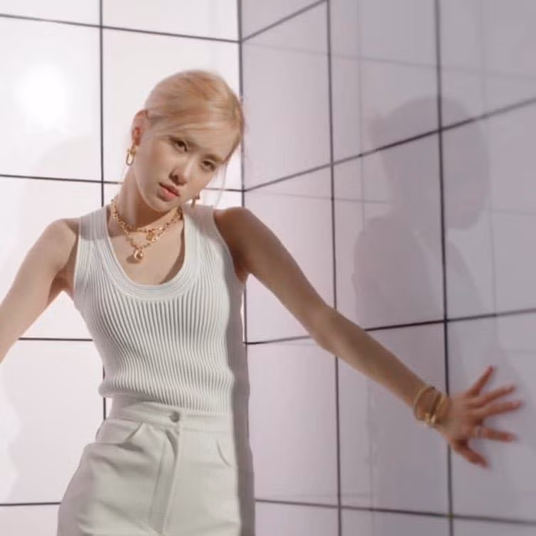 Rosé chính là cô gái “chẳng thiếu gì hết” Rosé chính là cô gái “chẳng thiếu gì hết”