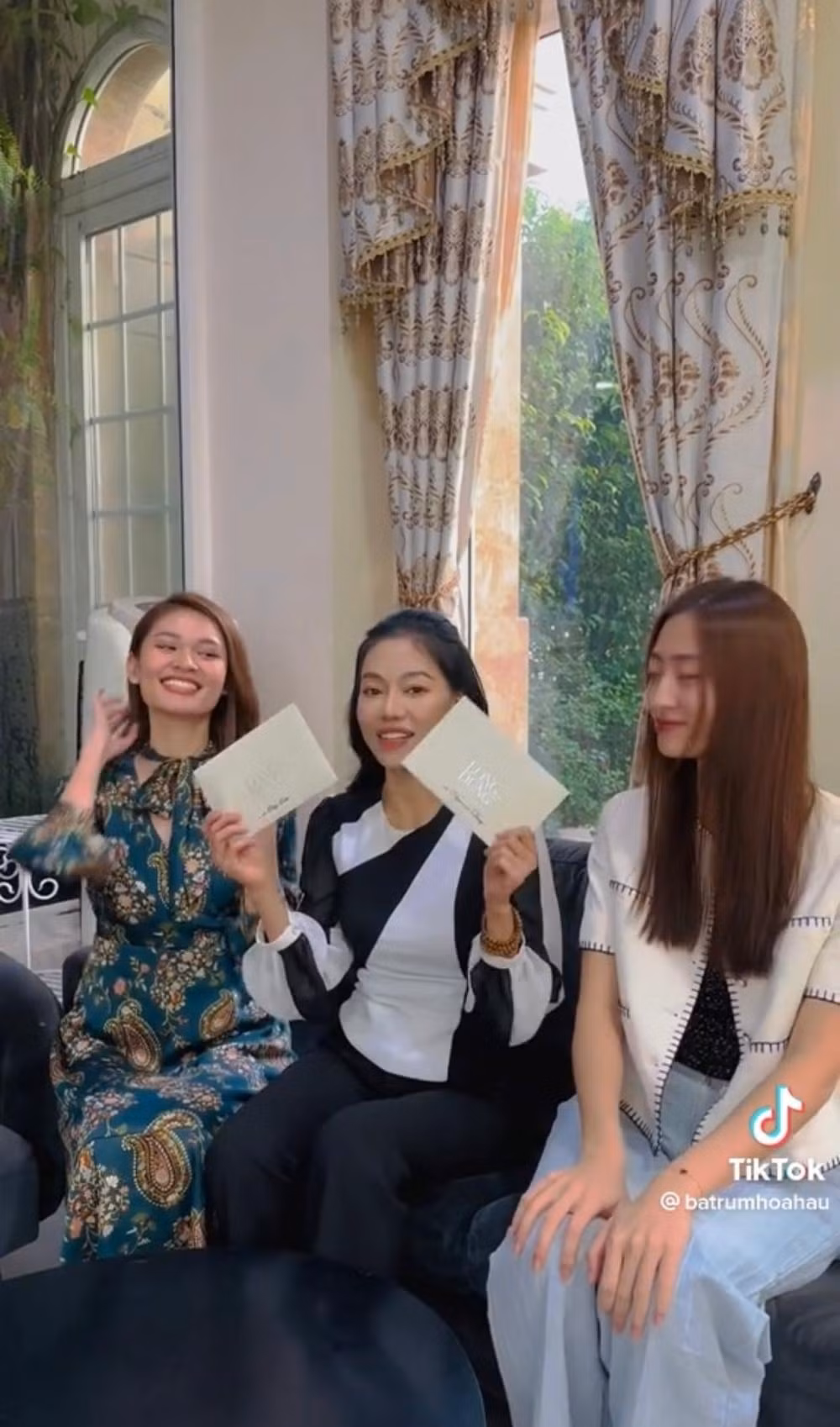 Á hậu Thùy Dung vừa đi gửi thiệp mời tới "dì Dung".